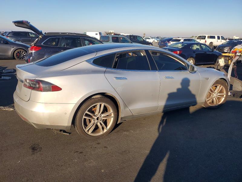 Photo 3 from auction – 2015 TESLA MODEL S 85 with VIN 5YJSA1H12FF083028