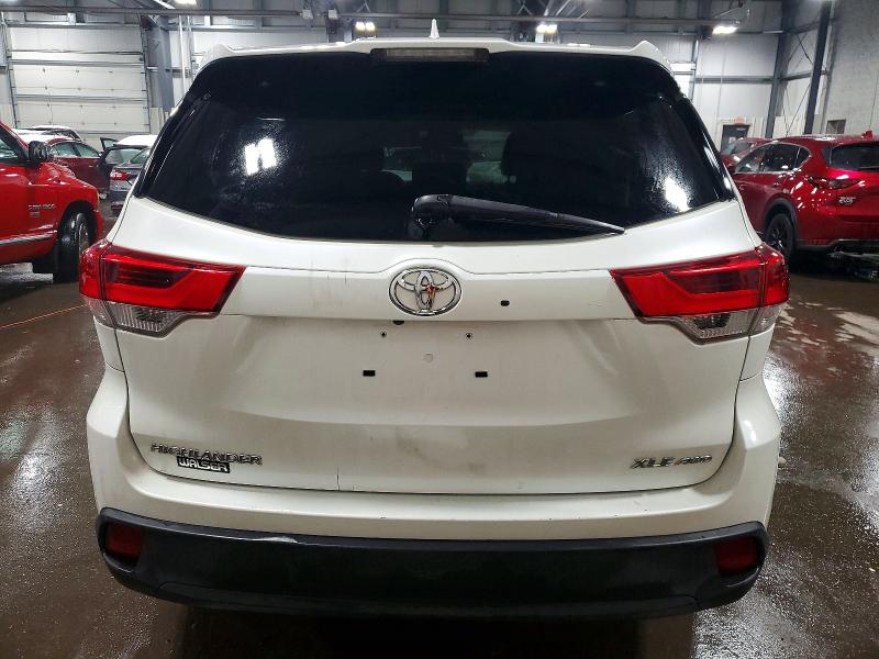 Photo 6 from auction – 2018 TOYOTA HIGHLANDER with VIN 5TDJZRFH9JS527643