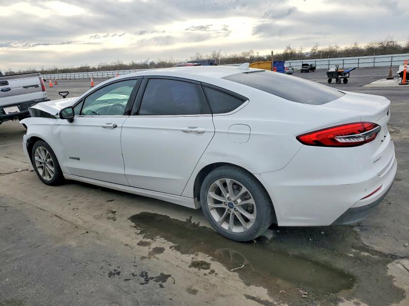 Photo 2 from auction – 2019 FORD FUSION with VIN 3FA6P0LU5KR124164
