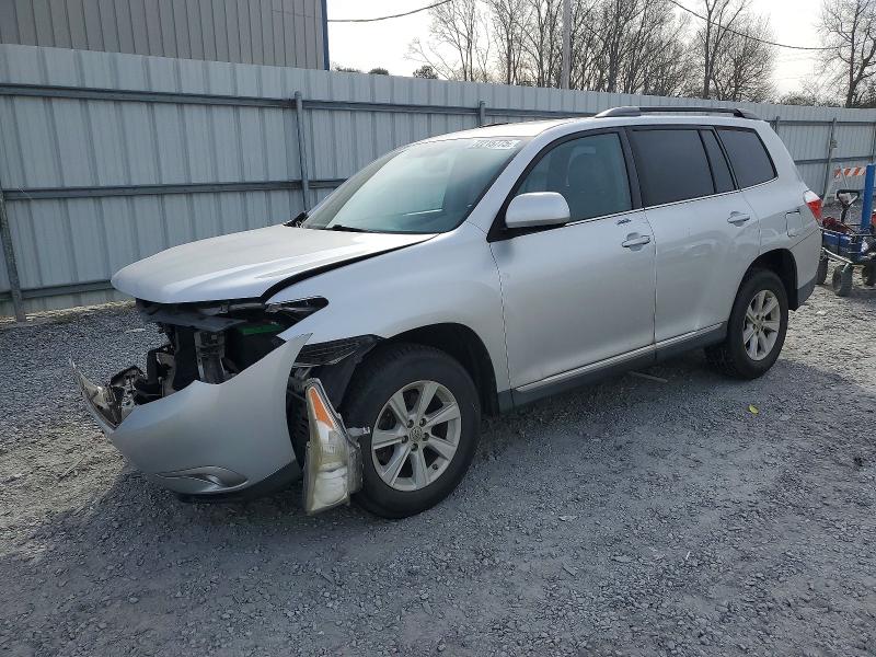 TOYOTA HIGHLANDER 2013 مع رقم تعريف المركبة 5TDBK3EH4DS272718 - صورة من المزاد