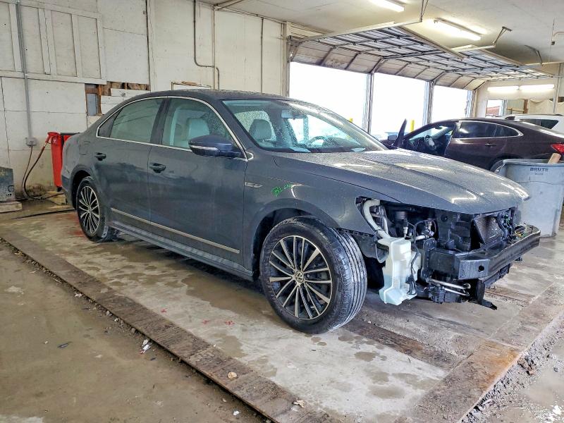 Photo 4 from auction – 2017 VOLKSWAGEN PASSAT R-L with VIN 1VWDT7A35HC072085