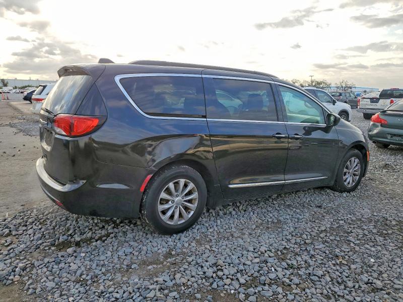 Photo 3 from auction – 2017 CHRYSLER PACIFICA T with VIN 2C4RC1BG8HR524724