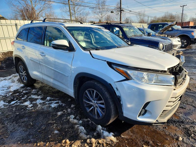 Photo 4 from auction – 2017 TOYOTA HIGHLANDER with VIN 5TDJZRFH3HS460550