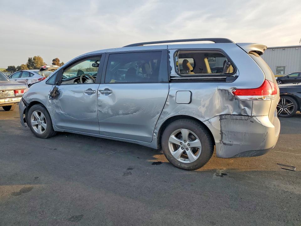 Photo 2 from auction – 2014 TOYOTA SIENNA with VIN 5TDKK3DCXES419731