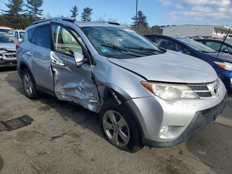 Photo 4 from auction – 2015 TOYOTA RAV4 XLE with VIN JTMRFREV4FD143730