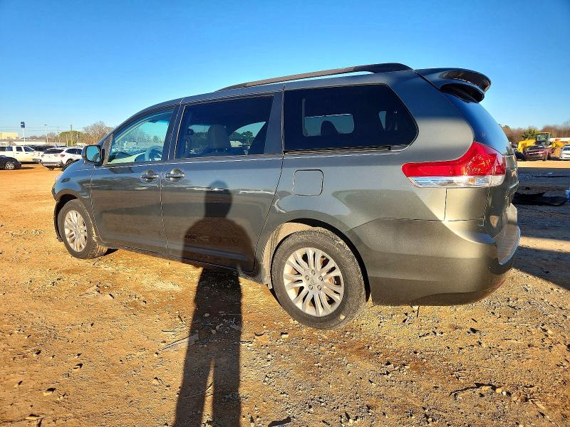 Photo 2 from auction – 2011 TOYOTA SIENNA XLE with VIN 5TDYK3DC5BS029545