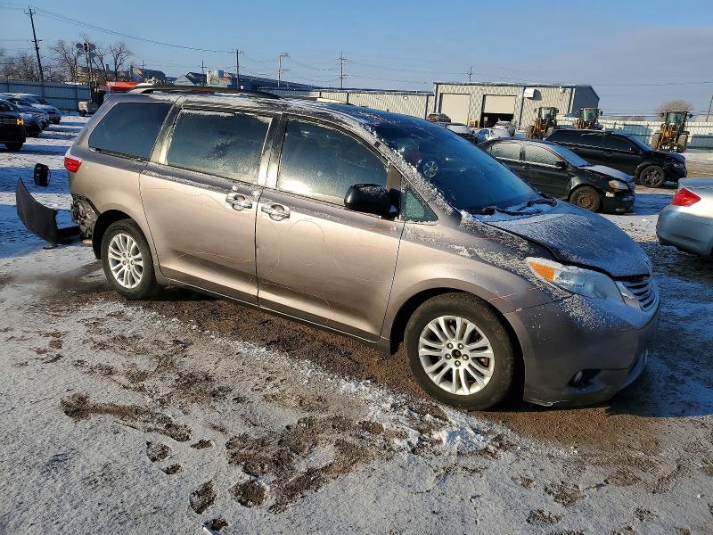 Photo 4 from auction – 2015 TOYOTA SIENNA XLE with VIN 5TDYK3DC4FS560208