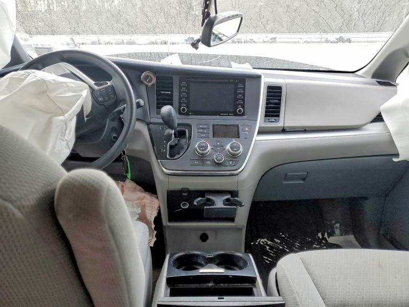 Photo 8 from auction – 2018 TOYOTA SIENNA with VIN 5TDKZ3DC2JS956180