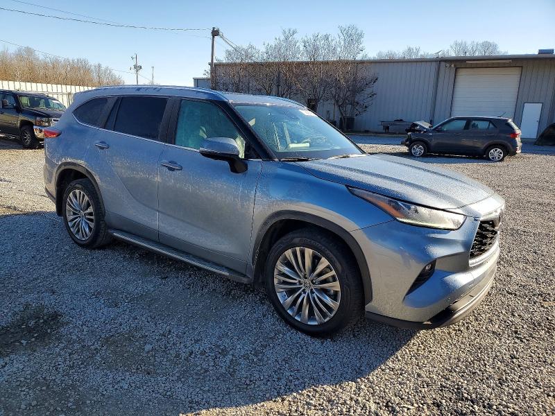Zdjęcie 4 z aukcji – 2023 TOYOTA HIGHLANDER z VIN 5TDKDRAH7PS046423