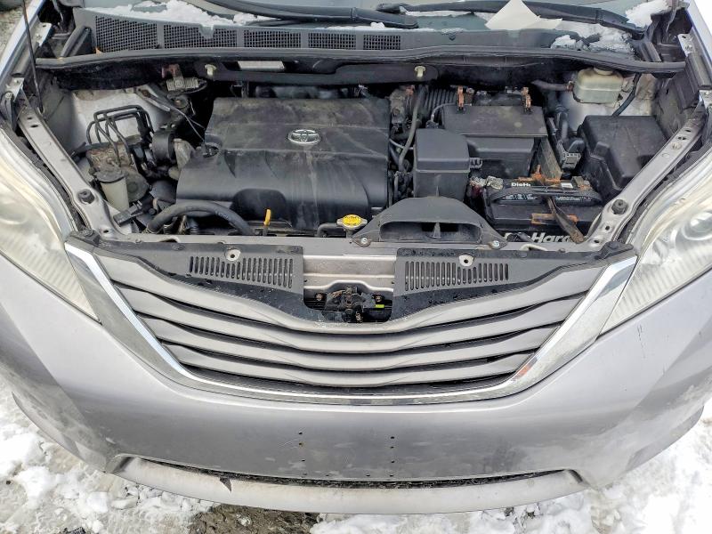 Photo 12 from auction – 2011 TOYOTA SIENNA XLE with VIN 5TDYK3DC6BS017646