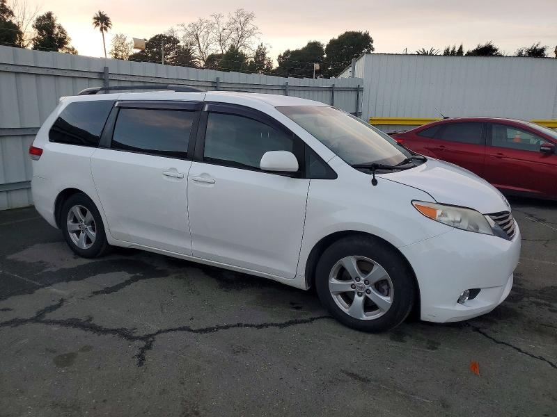 Photo 4 from auction – 2014 TOYOTA SIENNA LE with VIN 5TDKK3DC6ES501682