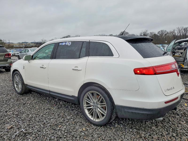 Photo 2 from auction – 2019 LINCOLN MKT with VIN 2LMHJ5AT9KBL02877