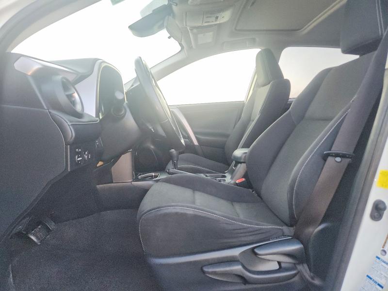 Photo 7 from auction – 2017 TOYOTA RAV4 XLE with VIN JTMRFREV5HJ704120