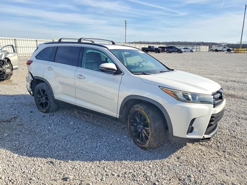 Photo 4 from auction – 2019 TOYOTA HIGHLANDER with VIN 5TDKZRFH3KS339240