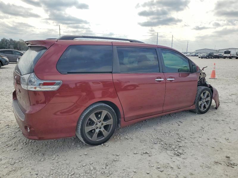 Photo 3 from auction – 2017 TOYOTA SIENNA SE with VIN 5TDXZ3DC1HS845748