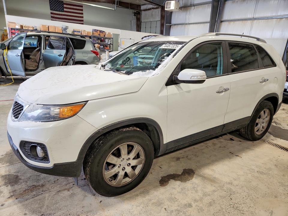 KIA SORENTO 2013 مع رقم تعريف المركبة 5XYKT4A64DG343873 - صورة من المزاد