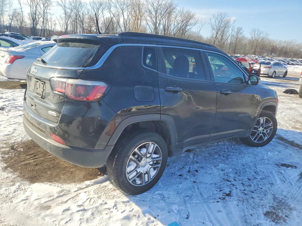 Photo 3 from auction – 2018 JEEP COMPASS with VIN 3C4NJDBB0JT175944