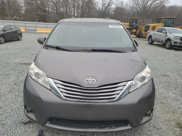 Photo 5 from auction – 2017 TOYOTA SIENNA XLE with VIN 5TDYZ3DC8HS829888