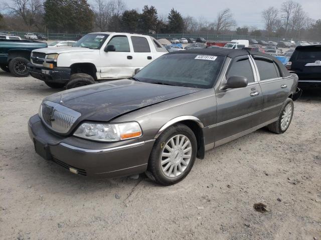 LINCOLN TOWN CAR E 2003 with VIN 1LNHM81W33Y621985 - Photo from auction