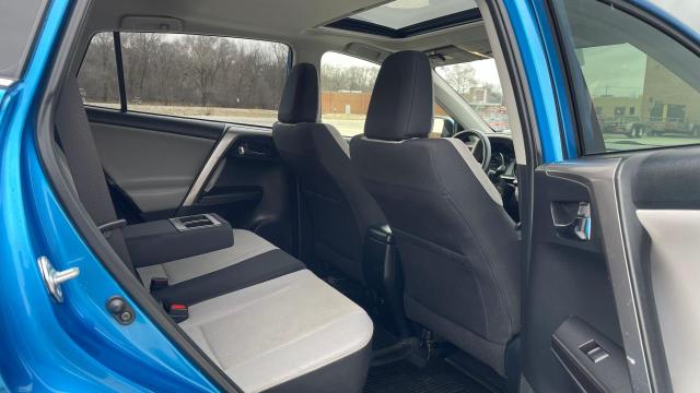Photo 6 from auction – 2016 TOYOTA RAV4 XLE with VIN JTMRFREV7GJ102110