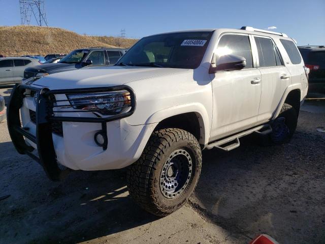 TOYOTA 4RUNNER SR 2017 مع رقم تعريف المركبة JTEBU5JR7H5407511 - صورة من المزاد