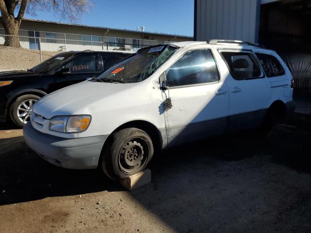 TOYOTA SIENNA LE 2000 with VIN 4T3ZF13C9YU172715 - Photo from auction
