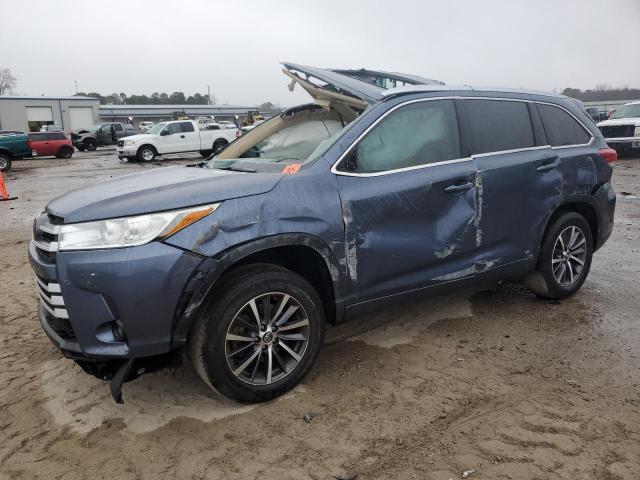 TOYOTA HIGHLANDER 2018 with VIN 5TDKZRFH6JS282756 - Photo from auction