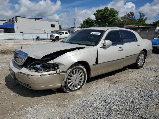 LINCOLN TOWN CAR E 2004 with VIN 1LNHM81W44Y685180 - Photo from auction