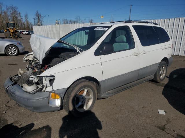TOYOTA SIENNA LE 2000 with VIN 4T3ZF13C4YU237213 - Photo from auction