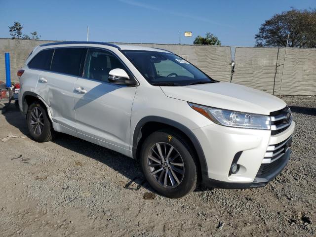 Снимка 4 от търг – 2017 TOYOTA HIGHLANDER с VIN 5TDKZRFH6HS514461