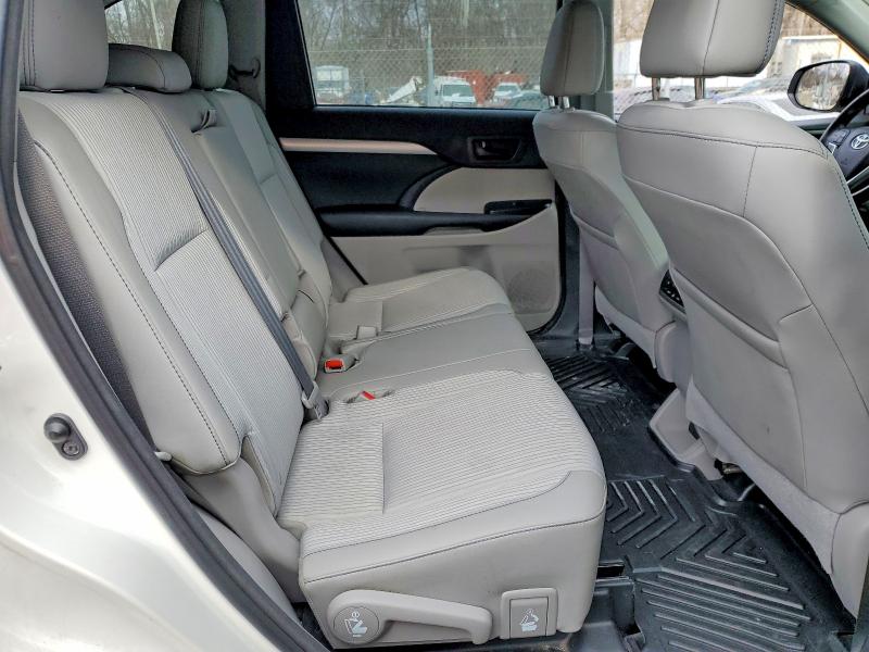 Photo 11 from auction – 2015 TOYOTA HIGHLANDER with VIN 5TDBKRFH3FS199572