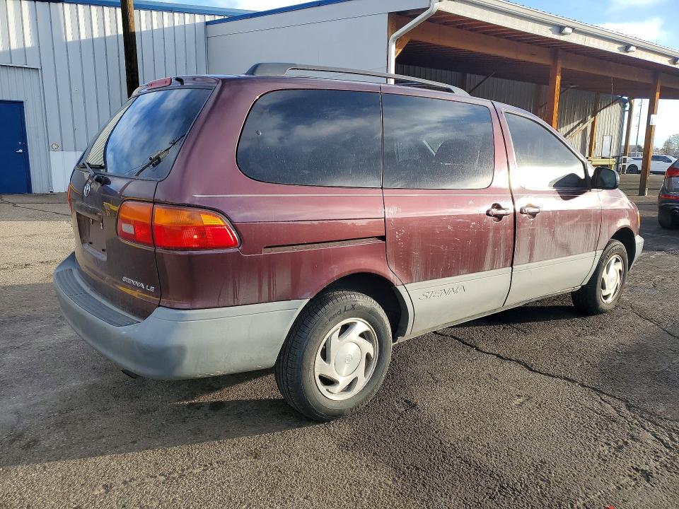 Photo 3 from auction – 2000 TOYOTA SIENNA with VIN 4T3ZF13C3YU226557