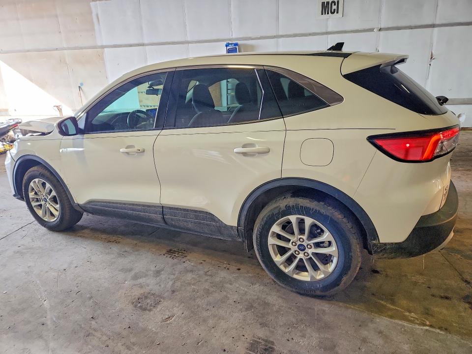 Photo 2 from auction – 2020 FORD ESCAPE with VIN 1FMCU9G6XLUA52129
