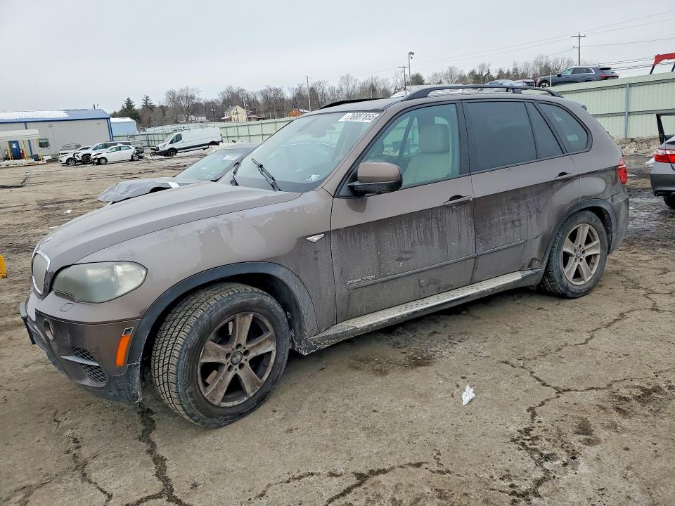 BMW X5 XDRIVE3 2011 with VIN 5UXZW0C54BL657834 - Photo from auction