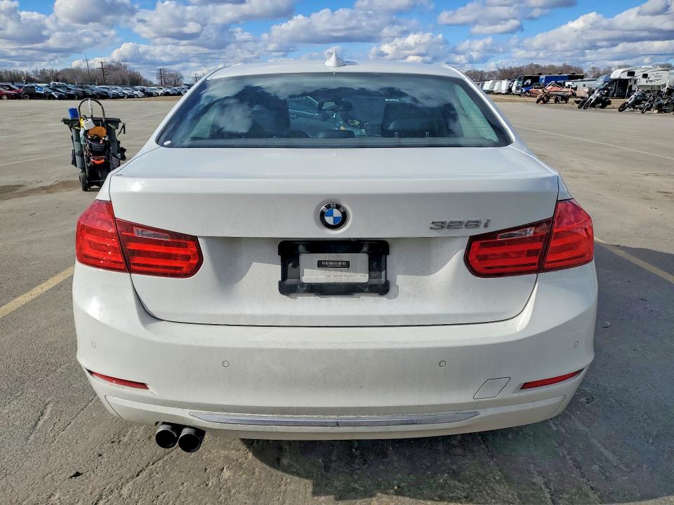 Photo 6 from auction – 2012 BMW 328 with VIN WBA3C1C55CF430025
