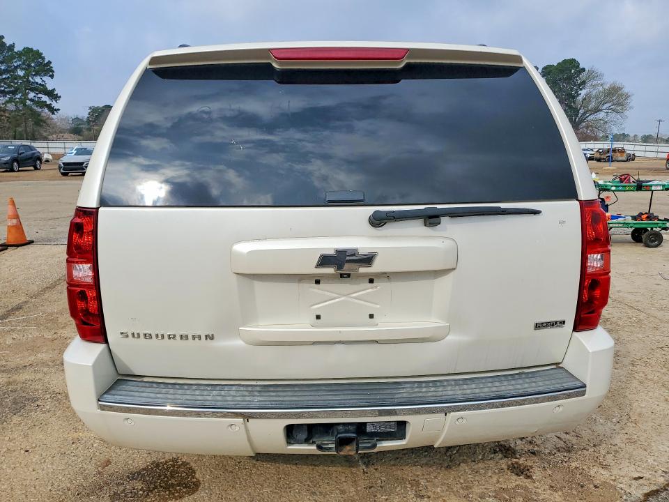 Photo 6 from auction – 2010 CHEVROLET SUBURBAN with VIN 1GNUCKE03AR221674
