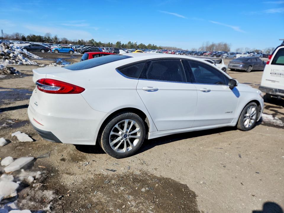 Photo 3 from auction – 2019 FORD FUSION with VIN 3FA6P0LU1KR195846