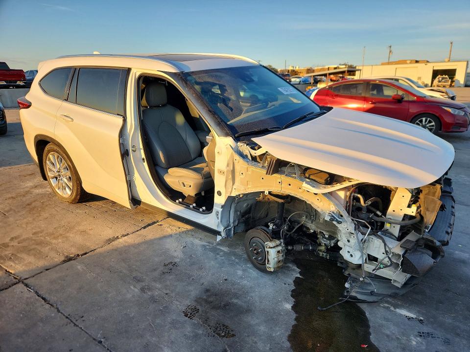 Photo 4 from auction – 2023 TOYOTA HIGHLANDER with VIN 5TDXBRCH3PS578647