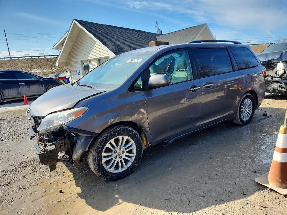 TOYOTA SIENNA XLE 2015 with VIN 5TDYK3DC5FS585053 - Photo from auction