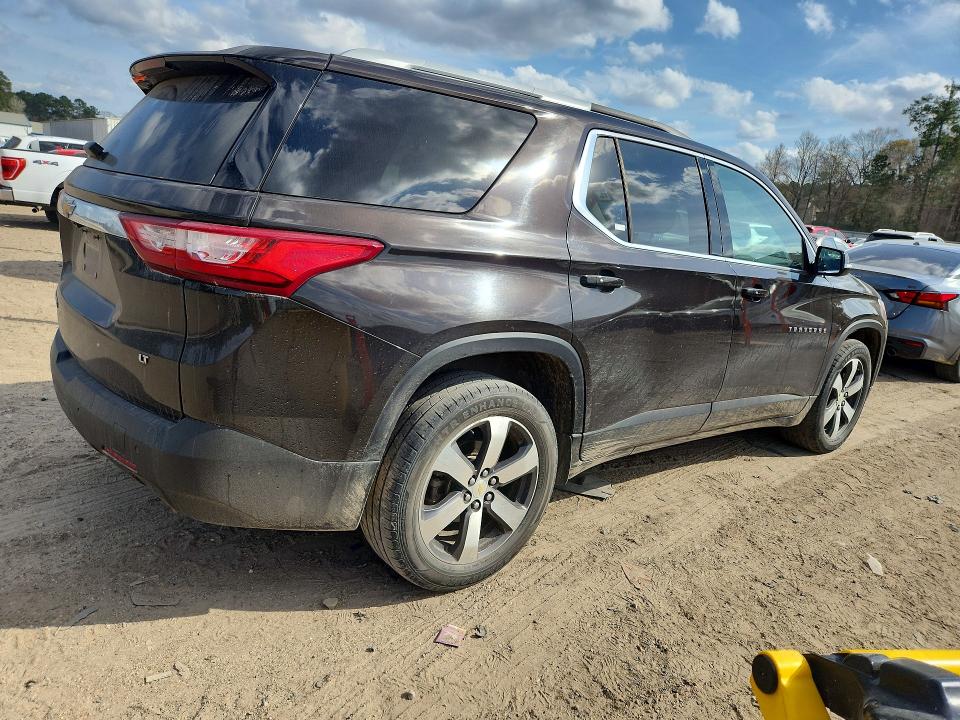 Photo 3 from auction – 2018 CHEVROLET TRAVERSE with VIN 1GNERHKW1JJ174299