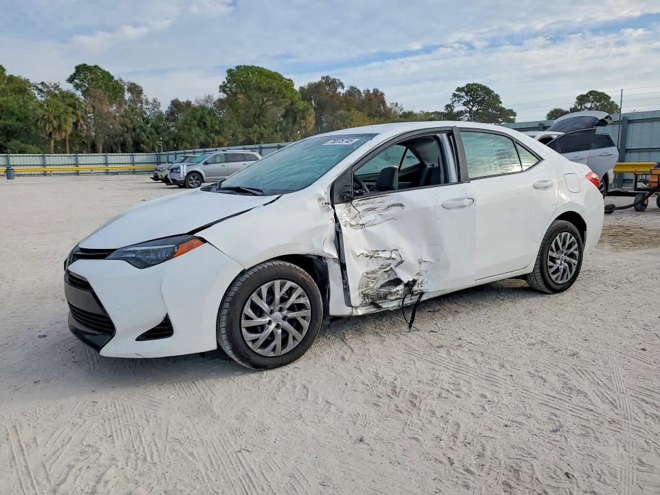 TOYOTA COROLLA L 2018 with VIN 5YFBURHE7JP843928 - Photo from auction