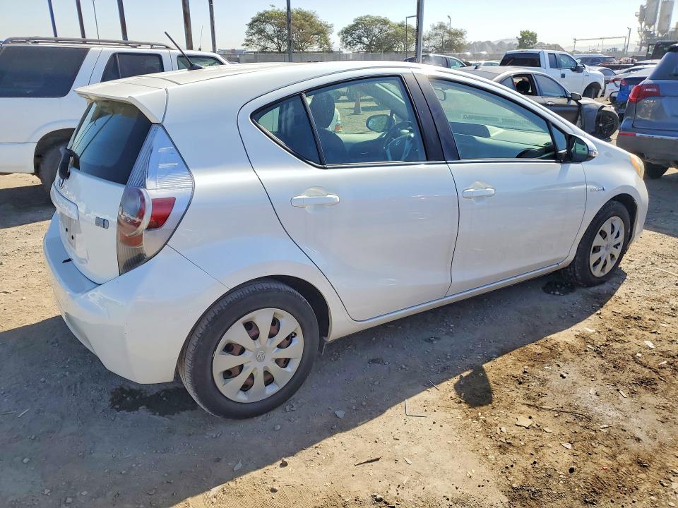 Photo 3 from auction – 2013 TOYOTA PRIUS C with VIN JTDKDTB39D1540260