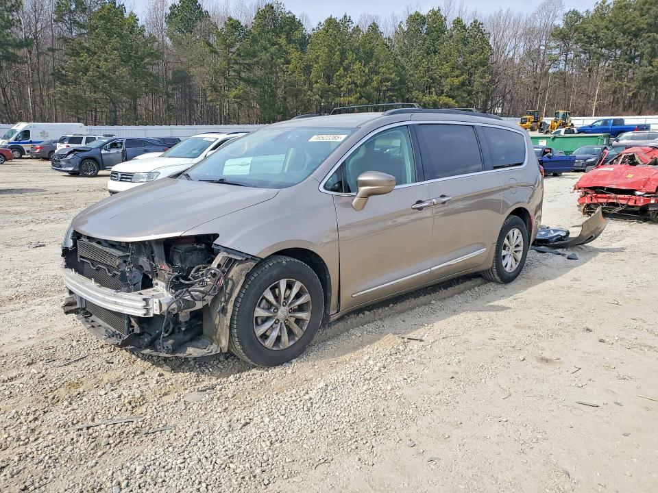 CHRYSLER PACIFICA 2017 with VIN 2C4RC1BG9HR654205 - Photo from auction