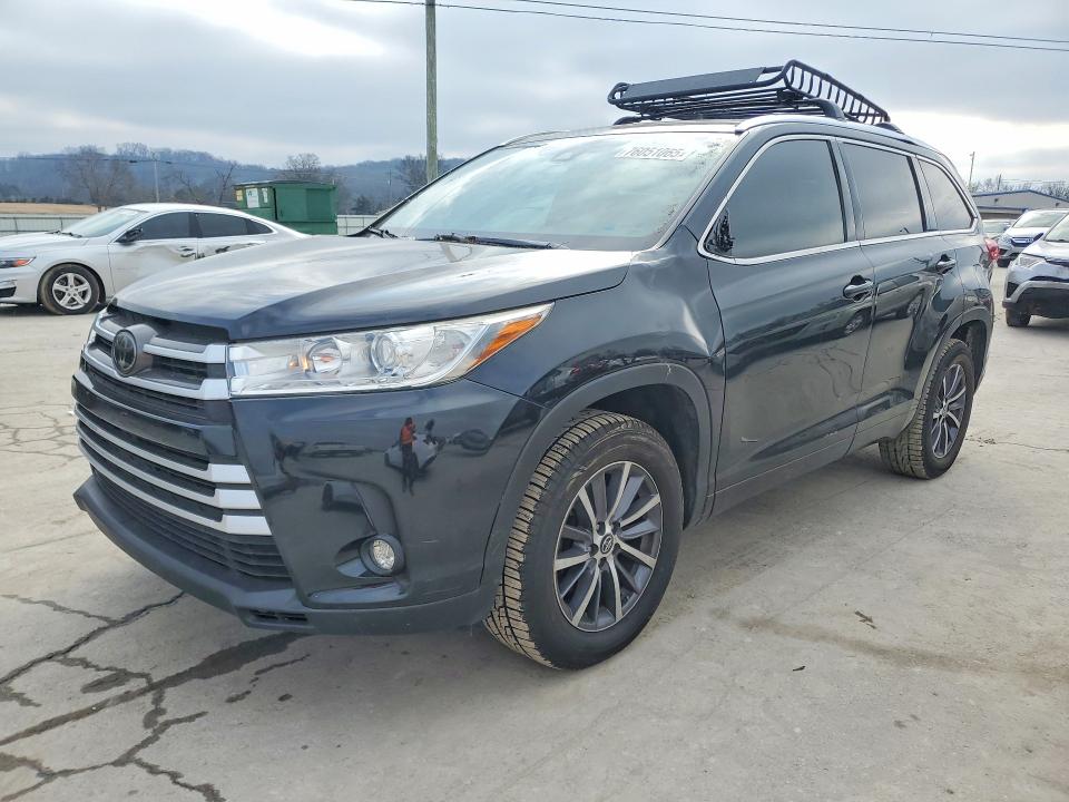 TOYOTA HIGHLANDER 2018 with VIN 5TDKZRFH3JS527674 - Photo from auction