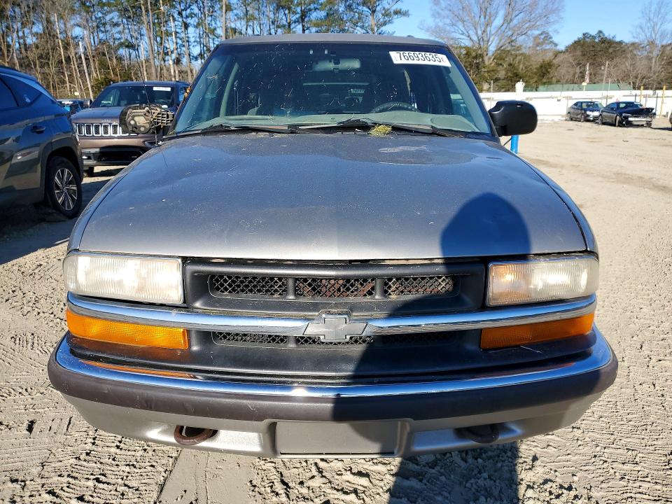 Photo 5 from auction – 2001 CHEVROLET BLAZER with VIN 1GNDT13W212147481