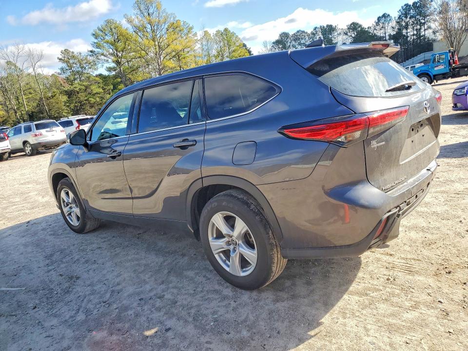 Photo 2 from auction – 2022 TOYOTA HIGHLANDER with VIN 5TDZZRAH1NS130847