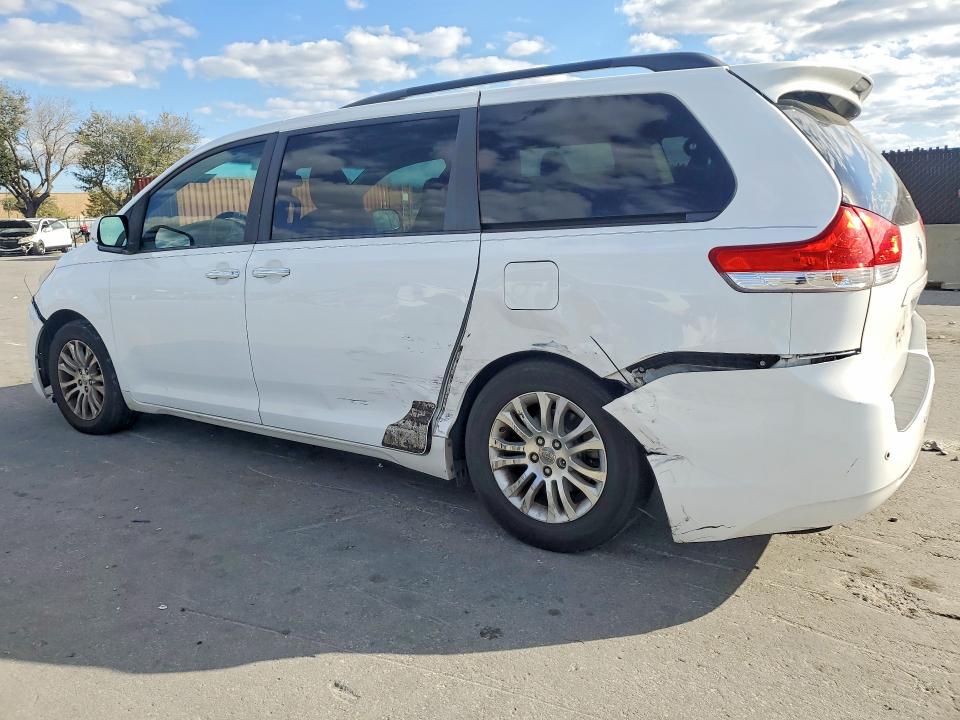 Photo 2 from auction – 2012 TOYOTA SIENNA XLE with VIN 5TDYK3DC3CS261773