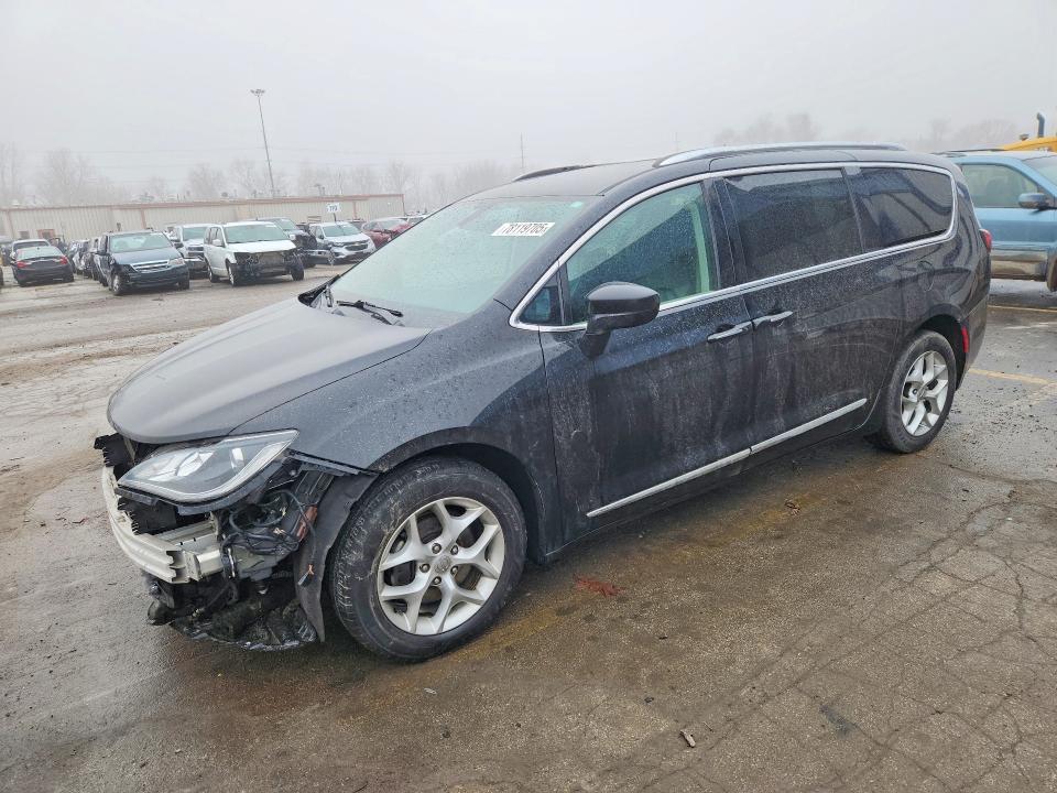 CHRYSLER PACIFICA 2019 with VIN 2C4RC1EG9KR569335 - Photo from auction