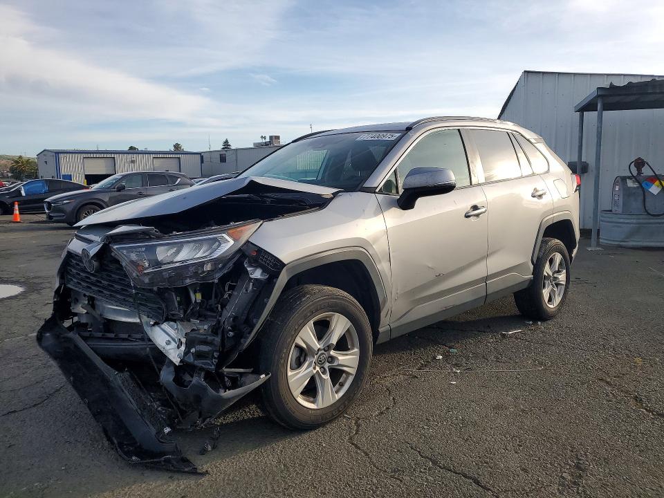 TOYOTA RAV4 XLE 2019 with VIN 2T3P1RFV2KW070035 - Photo from auction