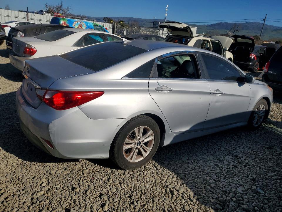 Photo 3 from auction – 2014 HYUNDAI SONATA GLS with VIN 5NPEB4AC4EH888875